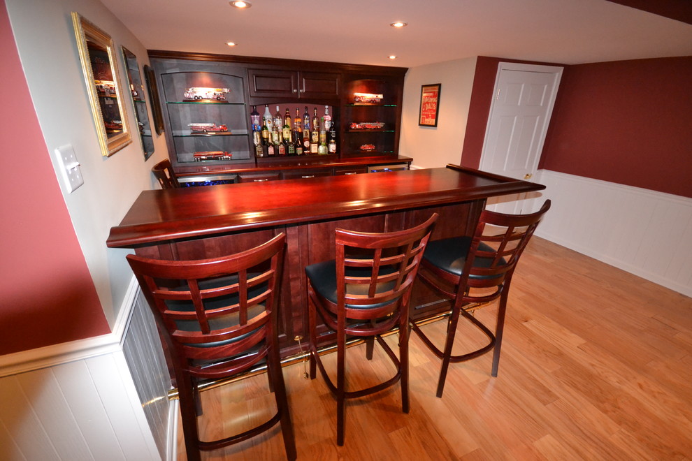 Design ideas for a mid-sized transitional home bar in Philadelphia.