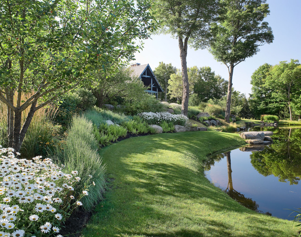 Inspiration for a traditional garden in Burlington with a water feature.