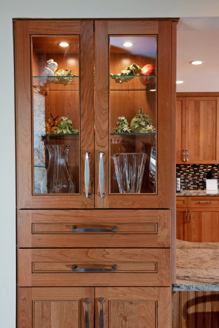 Natural Cherry Kitchen with Glass Doors in Great Falls, VA klassisk-koekken