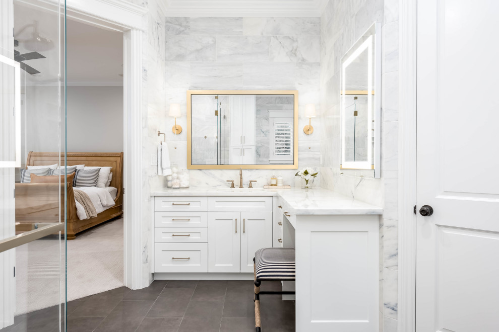 Bild på ett stort flerfärgad flerfärgat en-suite badrum, med luckor med infälld panel, vita skåp, ett fristående badkar, en dusch i en alkov, vit kakel, marmorkakel, flerfärgade väggar, klinkergolv i porslin, ett undermonterad handfat, marmorbänkskiva, grått golv och dusch med gångjärnsdörr