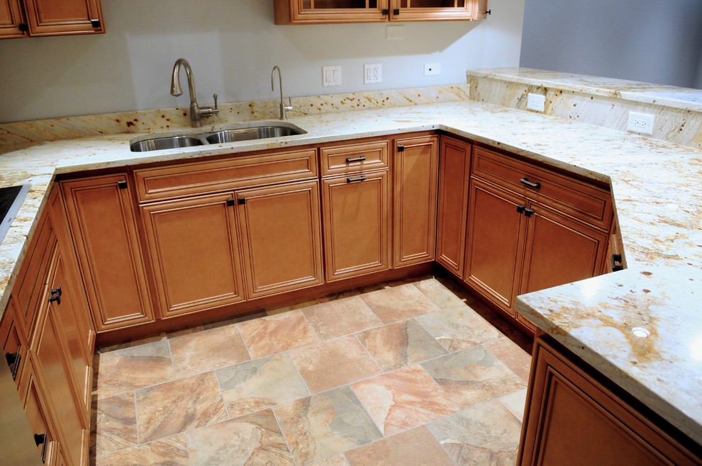 Kitchen - transitional kitchen idea in Chicago