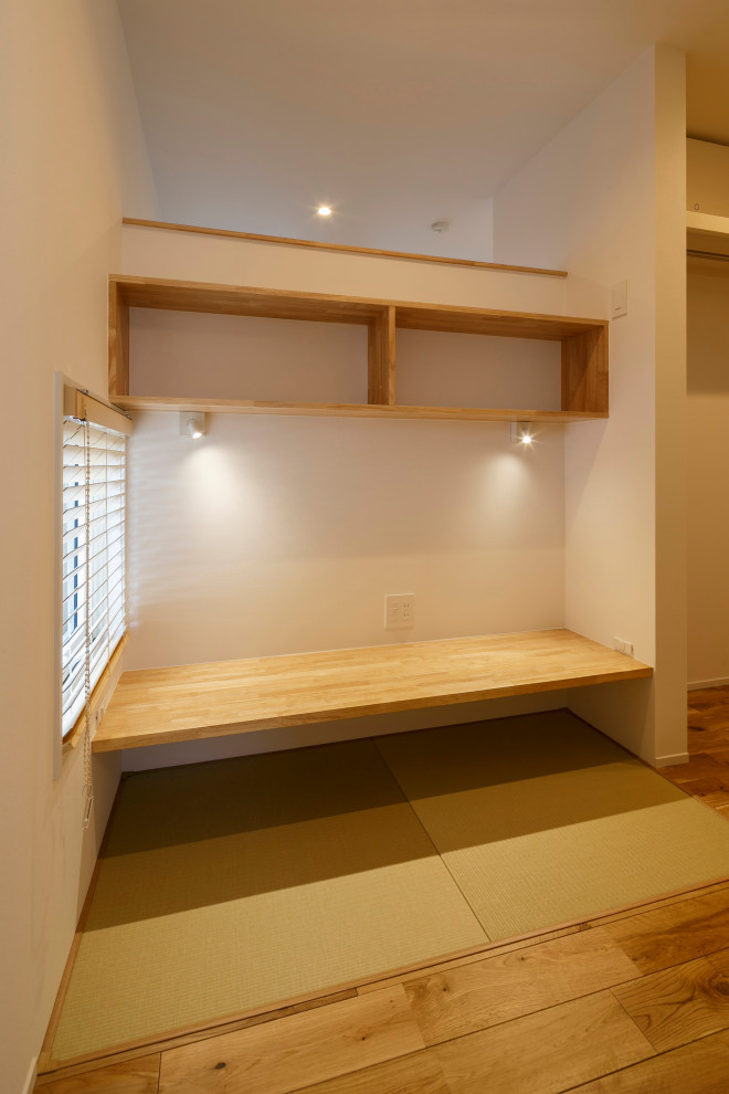 Cette photo montre un bureau tendance de taille moyenne avec un mur blanc, un sol de tatami, aucune cheminée, un bureau intégré, un plafond en papier peint et du papier peint.