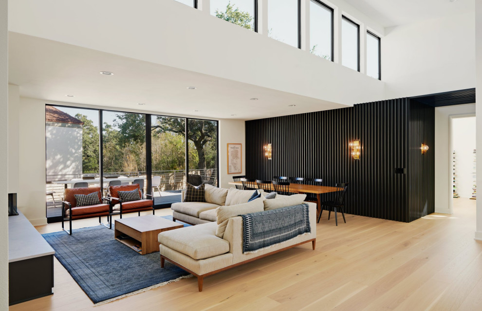 Foto di un grande soggiorno moderno aperto con pareti multicolore e pavimento in legno massello medio