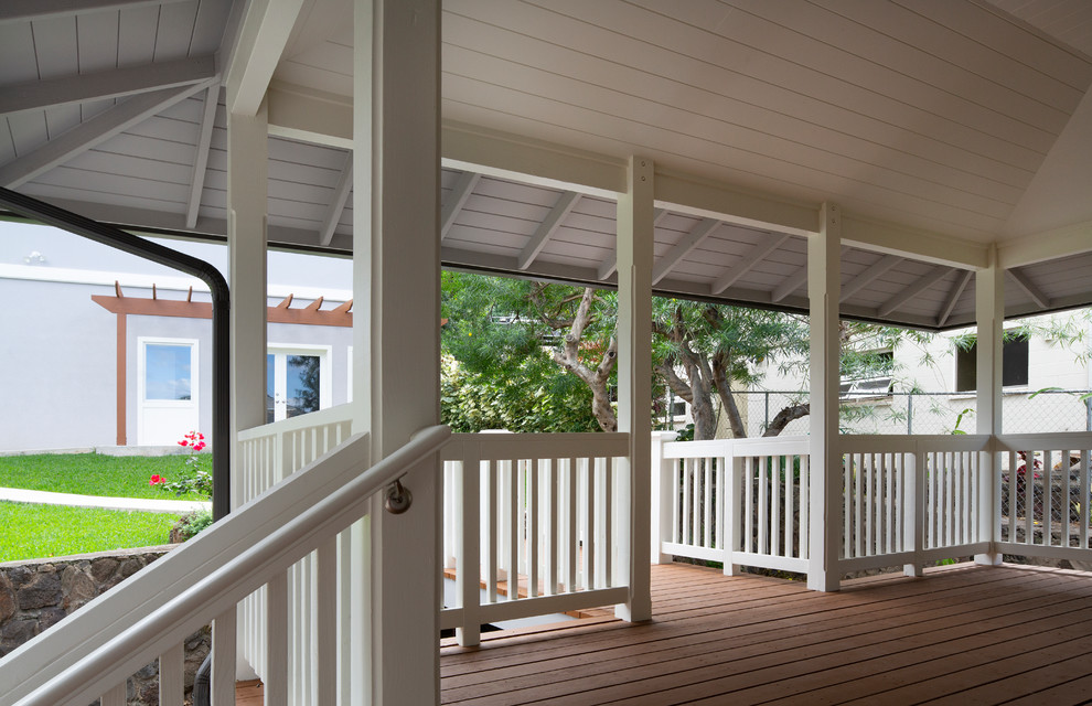 Transitional home design photo in Hawaii