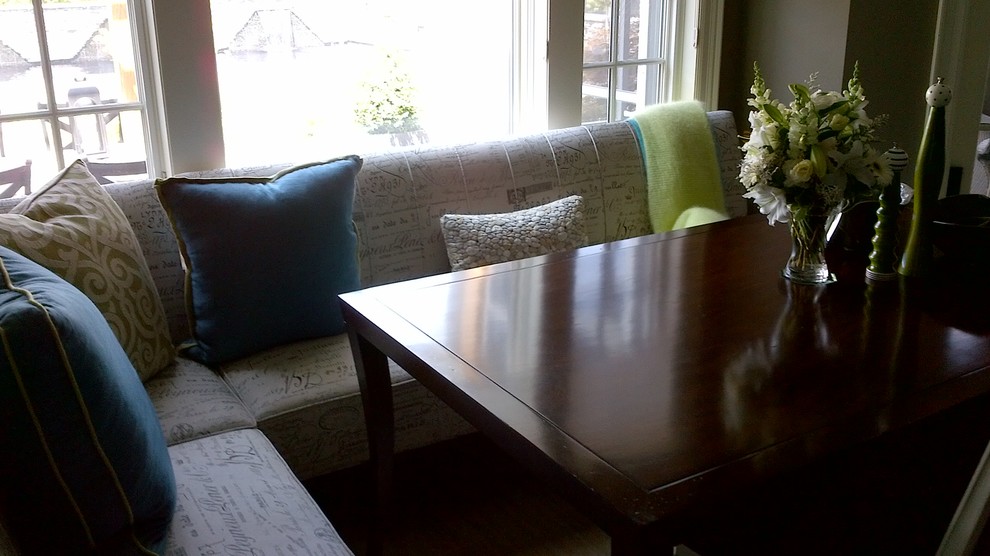 Example of a transitional home design design in Toronto