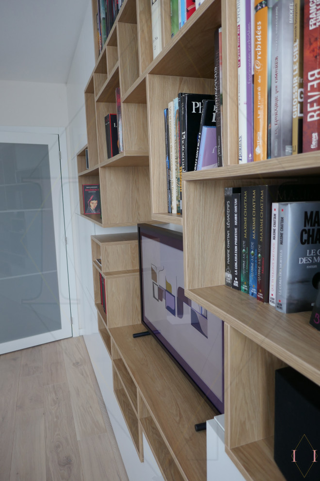 На фото: маленькая открытая гостиная комната в скандинавском стиле с с книжными шкафами и полками, бежевыми стенами, светлым паркетным полом и отдельно стоящим телевизором для на участке и в саду