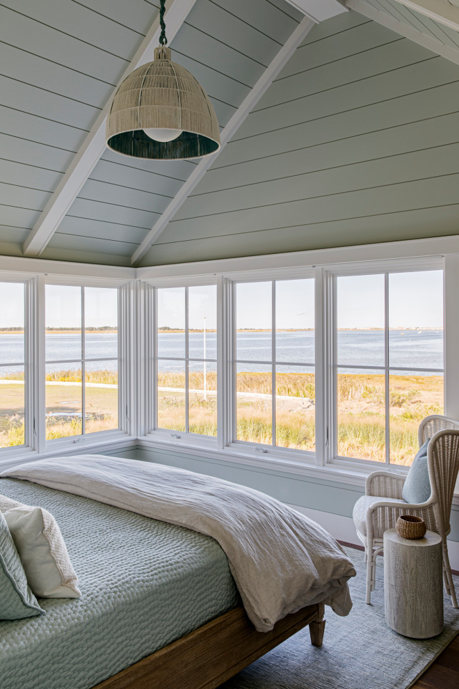 Immagine di una grande camera degli ospiti costiera con pareti verdi, pavimento in legno massello medio, soffitto a volta, pareti in perlinato e pavimento marrone