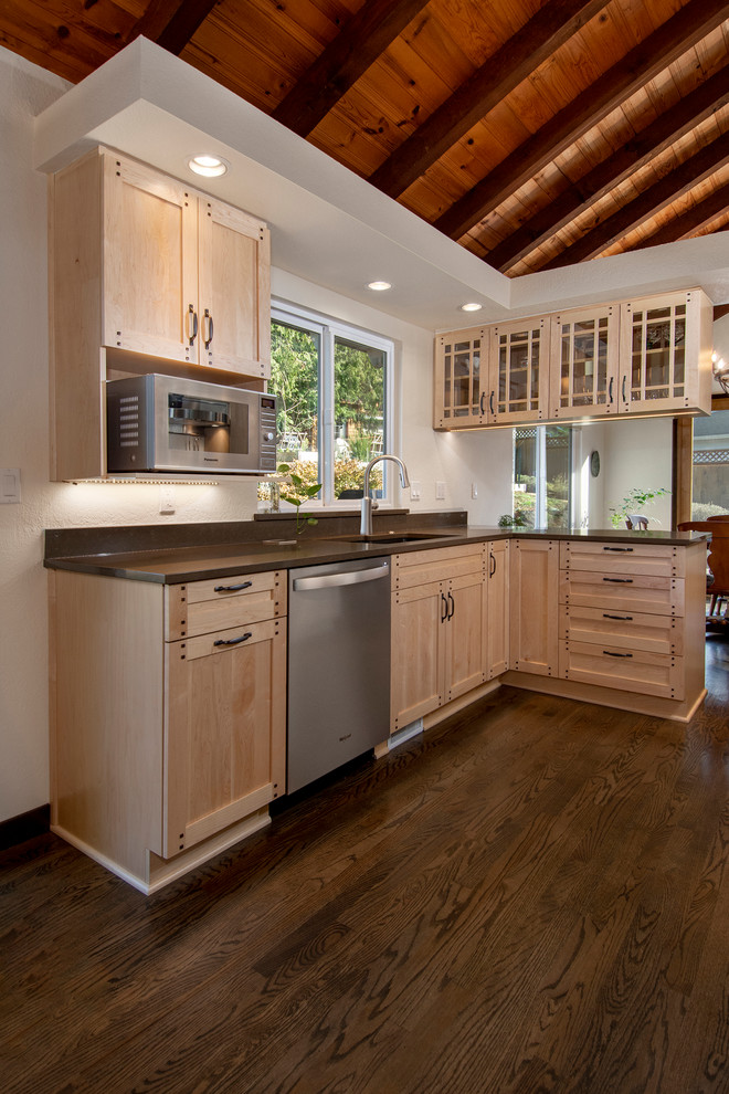 Inspiration for a mid-sized country l-shaped eat-in kitchen in Seattle with an undermount sink, shaker cabinets, light wood cabinets, quartz benchtops, brown splashback, stainless steel appliances, dark hardwood floors, a peninsula, brown floor and brown benchtop.
