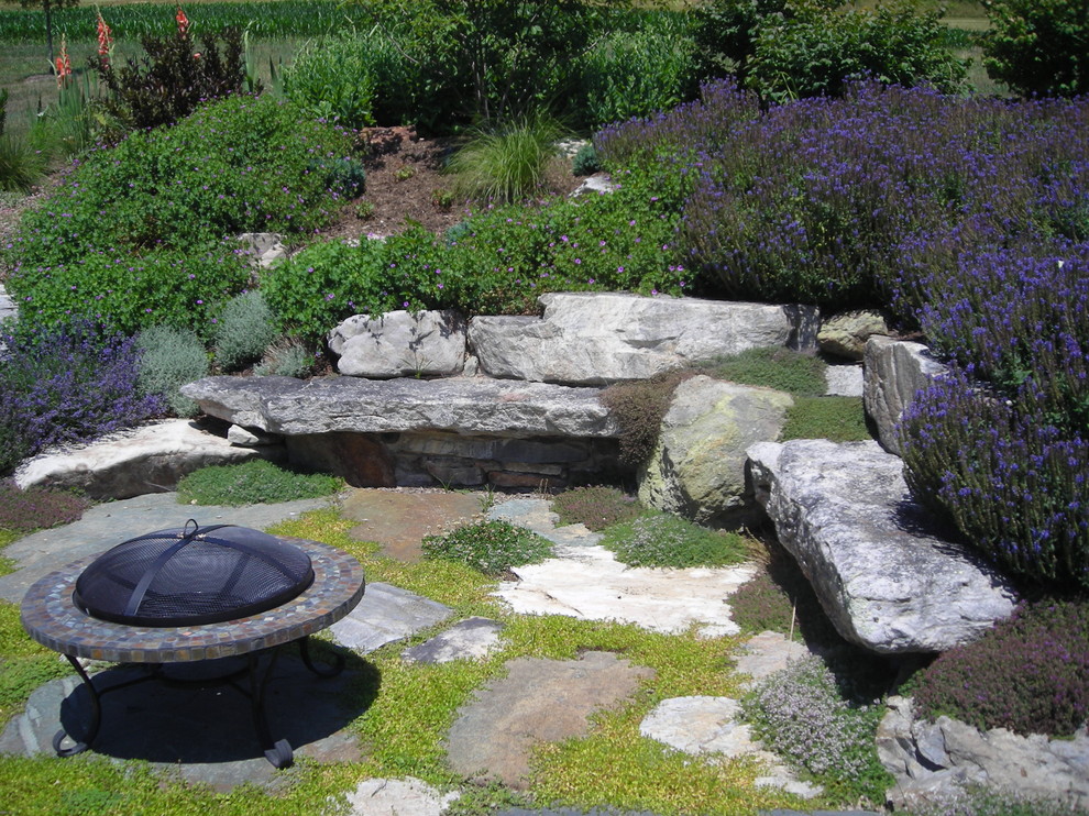 Immagine di un giardino classico con un focolare