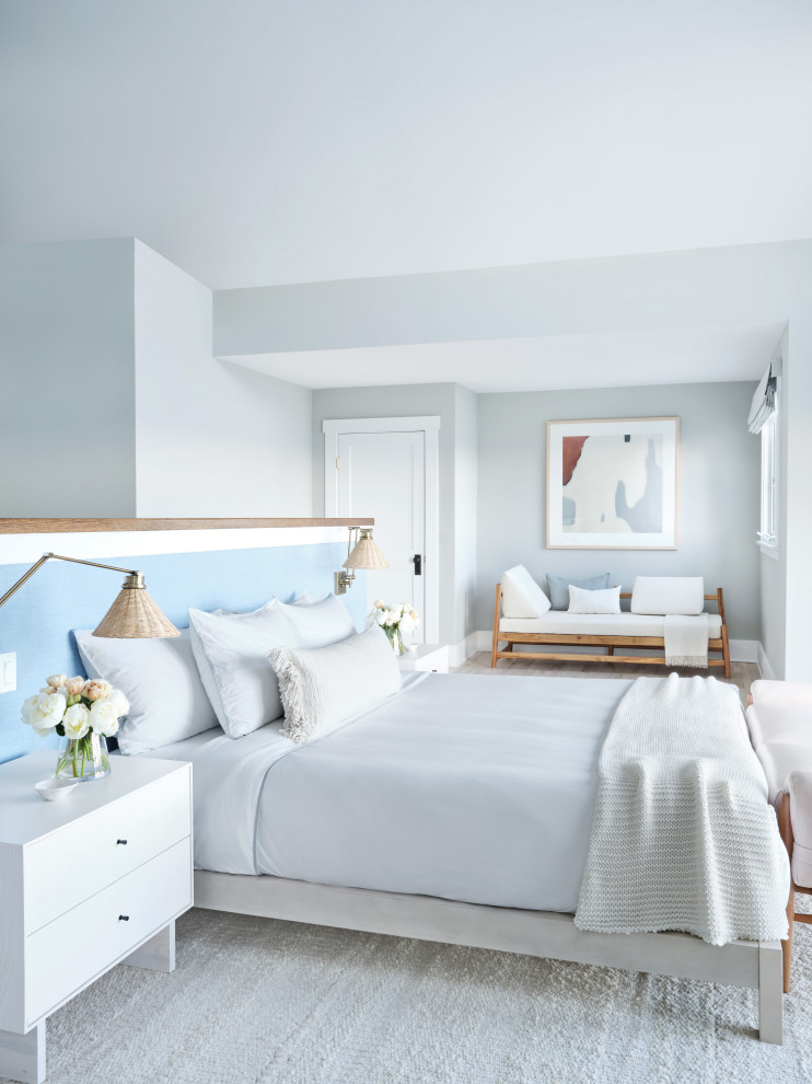 На фото: хозяйская спальня среднего размера в морском стиле с серыми стенами, светлым паркетным полом и коричневым полом без камина