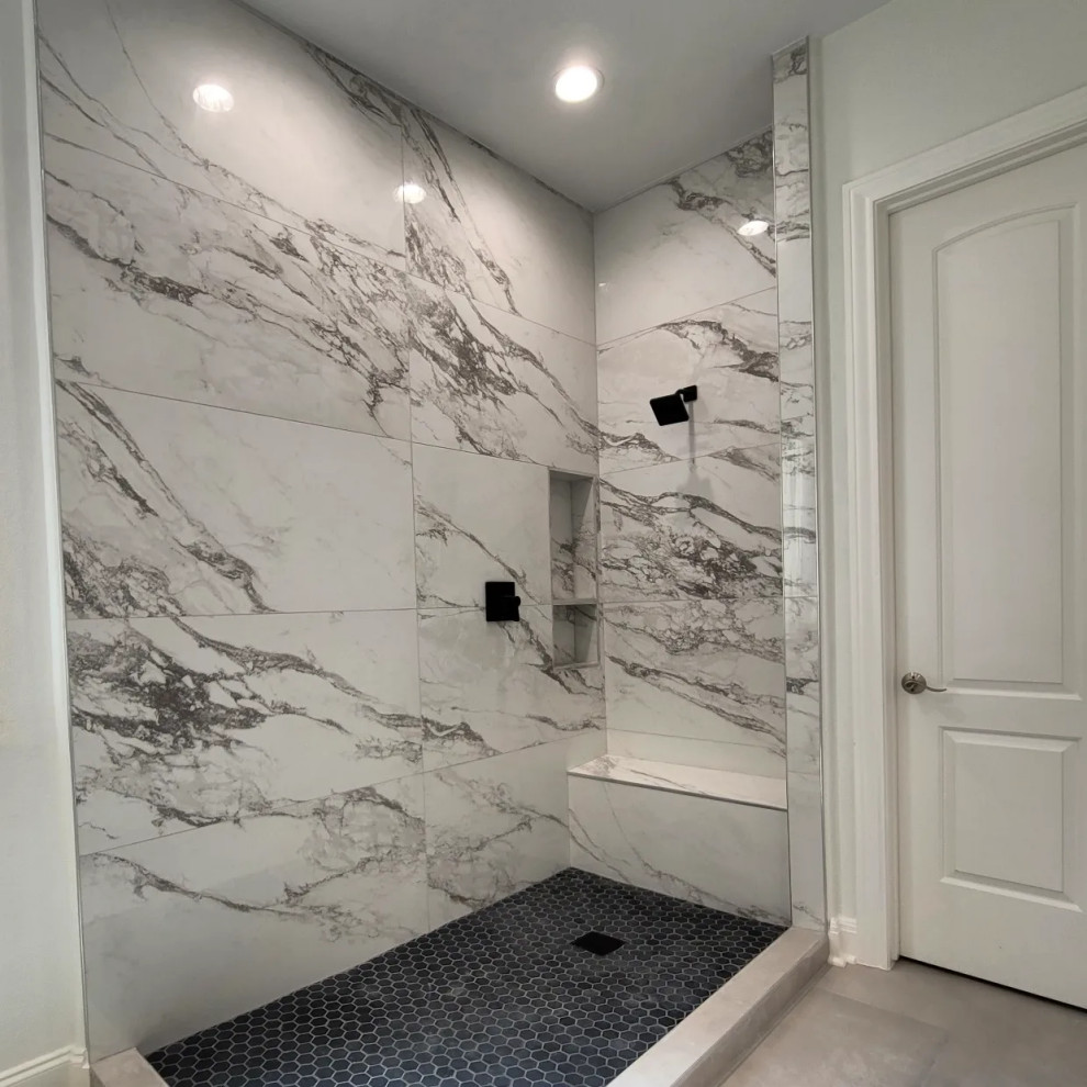Idéer för att renovera ett mellanstort funkis en-suite badrum, med skåp i shakerstil, en hörndusch, vit kakel, porslinskakel, vita väggar, klinkergolv i keramik, svart golv och dusch med gångjärnsdörr