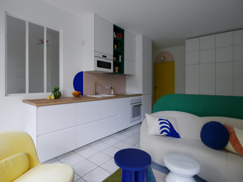 Cette image montre un petit salon minimaliste ouvert avec un mur rose, un sol en carrelage de céramique et un sol blanc.