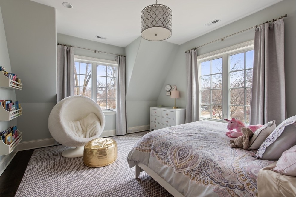 Example of a transitional home design design in Chicago