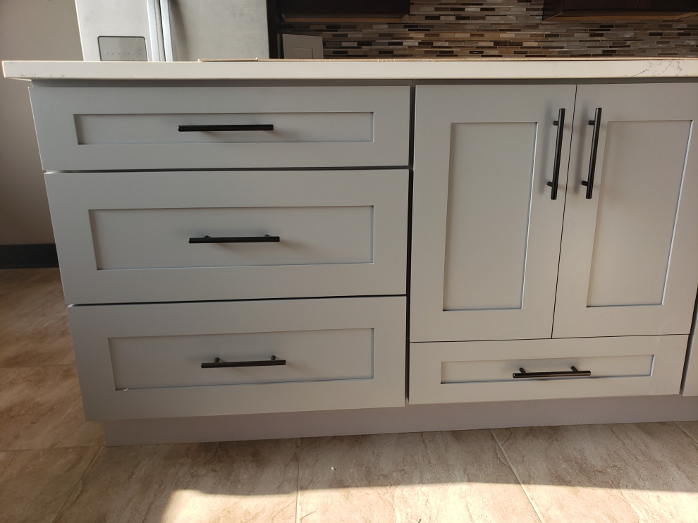 Example of a transitional kitchen design in Chicago