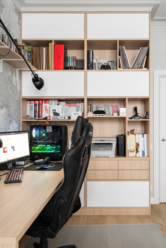 Московская квартира с двумя санузлами и белой кухней