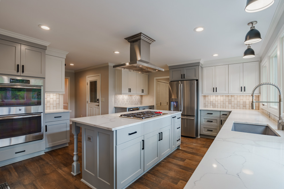 Eat-in kitchen - mid-sized transitional l-shaped vinyl floor and brown floor eat-in kitchen idea with an undermount sink, shaker cabinets, gray cabinets, quartz countertops, gray backsplash, marble backsplash, stainless steel appliances, an island and white countertops