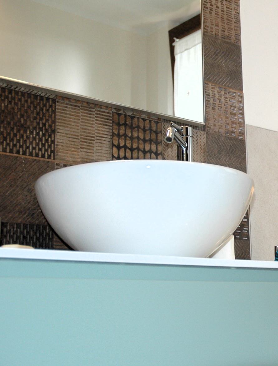 PARTICOLARE LAVABO IN APPOGGIO E DECORO