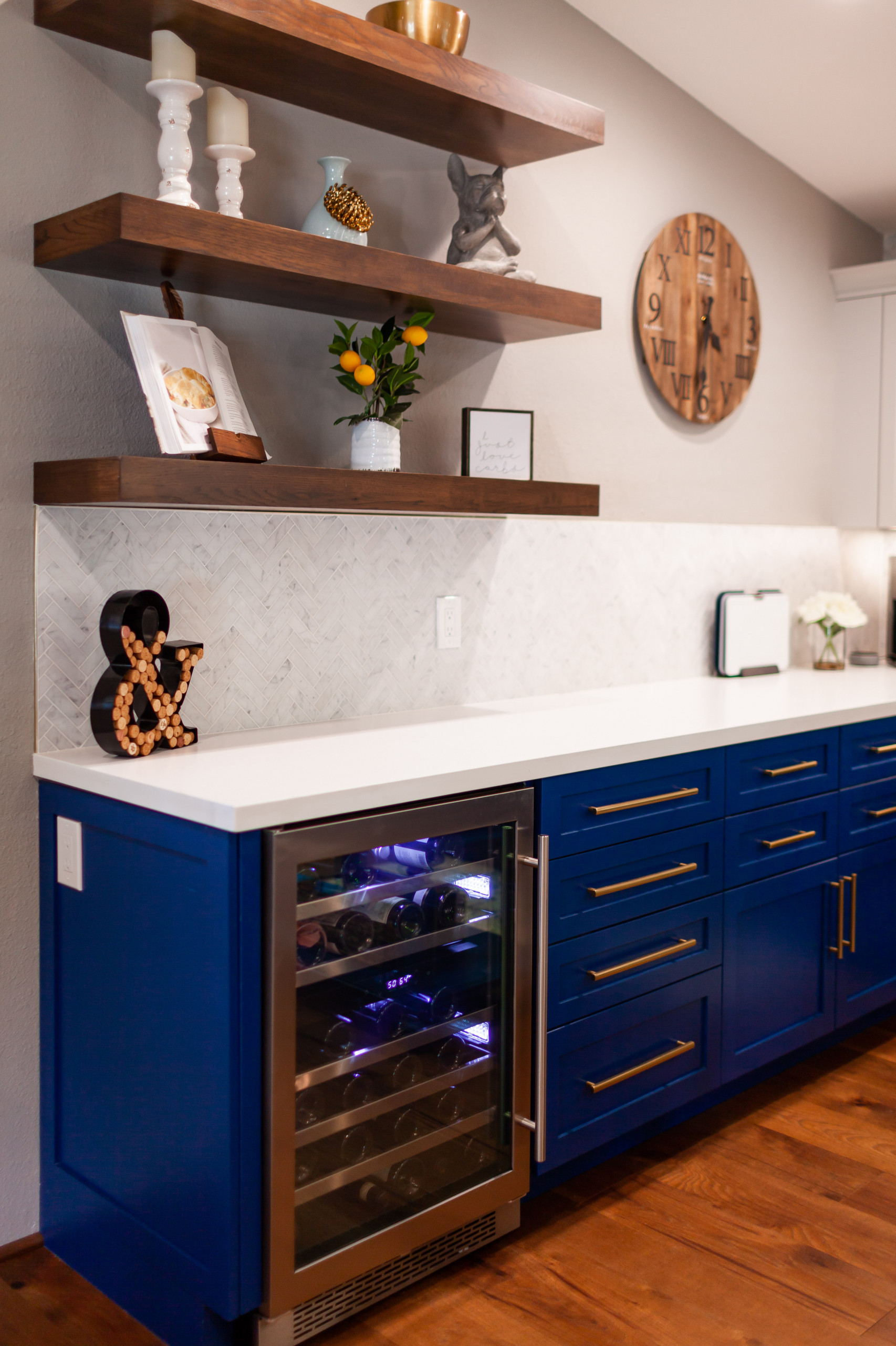 Stunning Kitchen w Blue Island