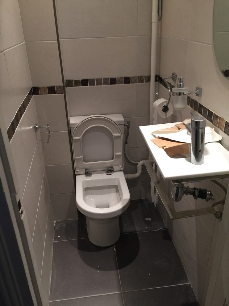 Réunir une salle de douche avec les toilettes