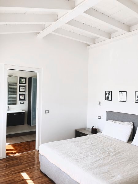 Esempio di una camera da letto design