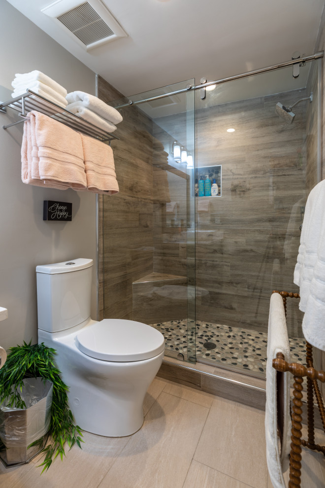 Esempio di una grande stanza da bagno contemporanea con ante di vetro, ante bianche, parquet scuro e pavimento marrone