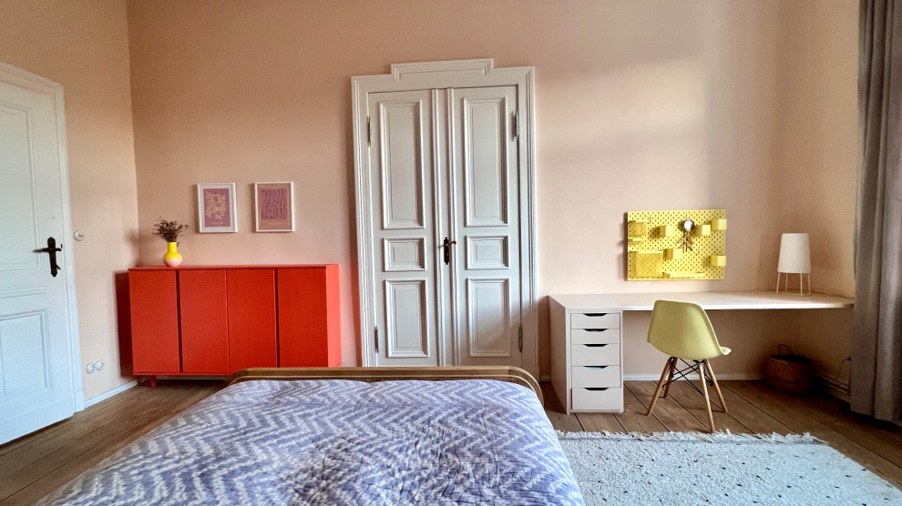 Idéer för att renovera ett mellanstort tropiskt flickrum kombinerat med lekrum och för 4-10-åringar, med rosa väggar