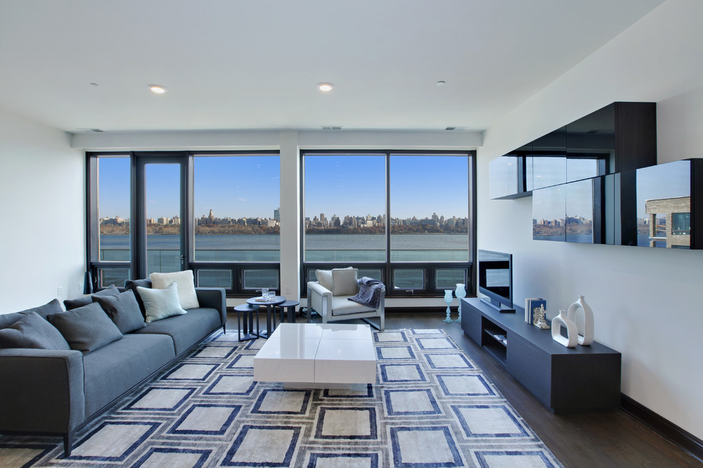 This is an example of a mid-sized modern living room in New York.