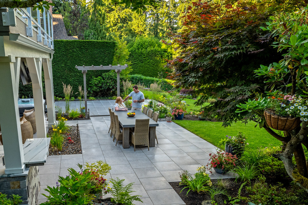 Esempio di un giardino tradizionale esposto a mezz'ombra di medie dimensioni e dietro casa con un focolare e pavimentazioni in pietra naturale