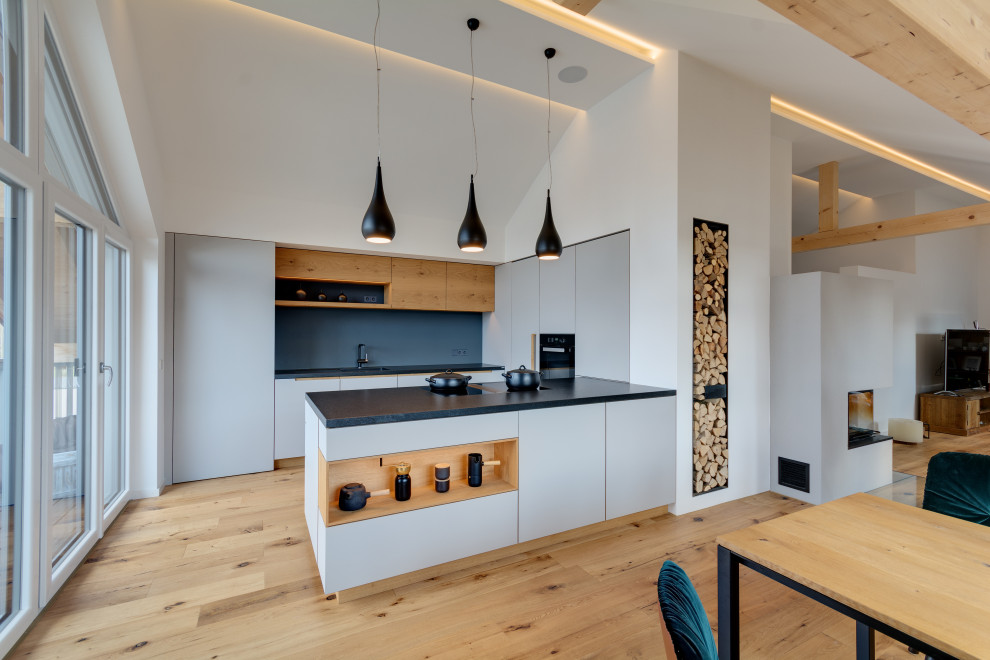 This is an example of a mid-sized contemporary kitchen in Munich.