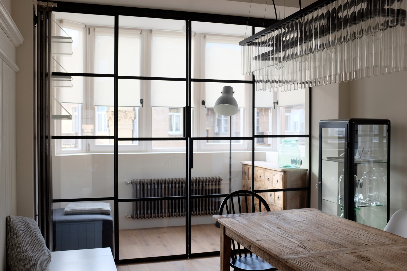 Перегородки из чёрного металла и стекла