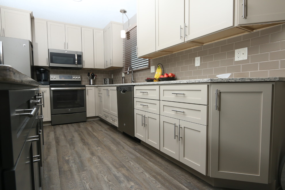 Kitchen - transitional kitchen idea