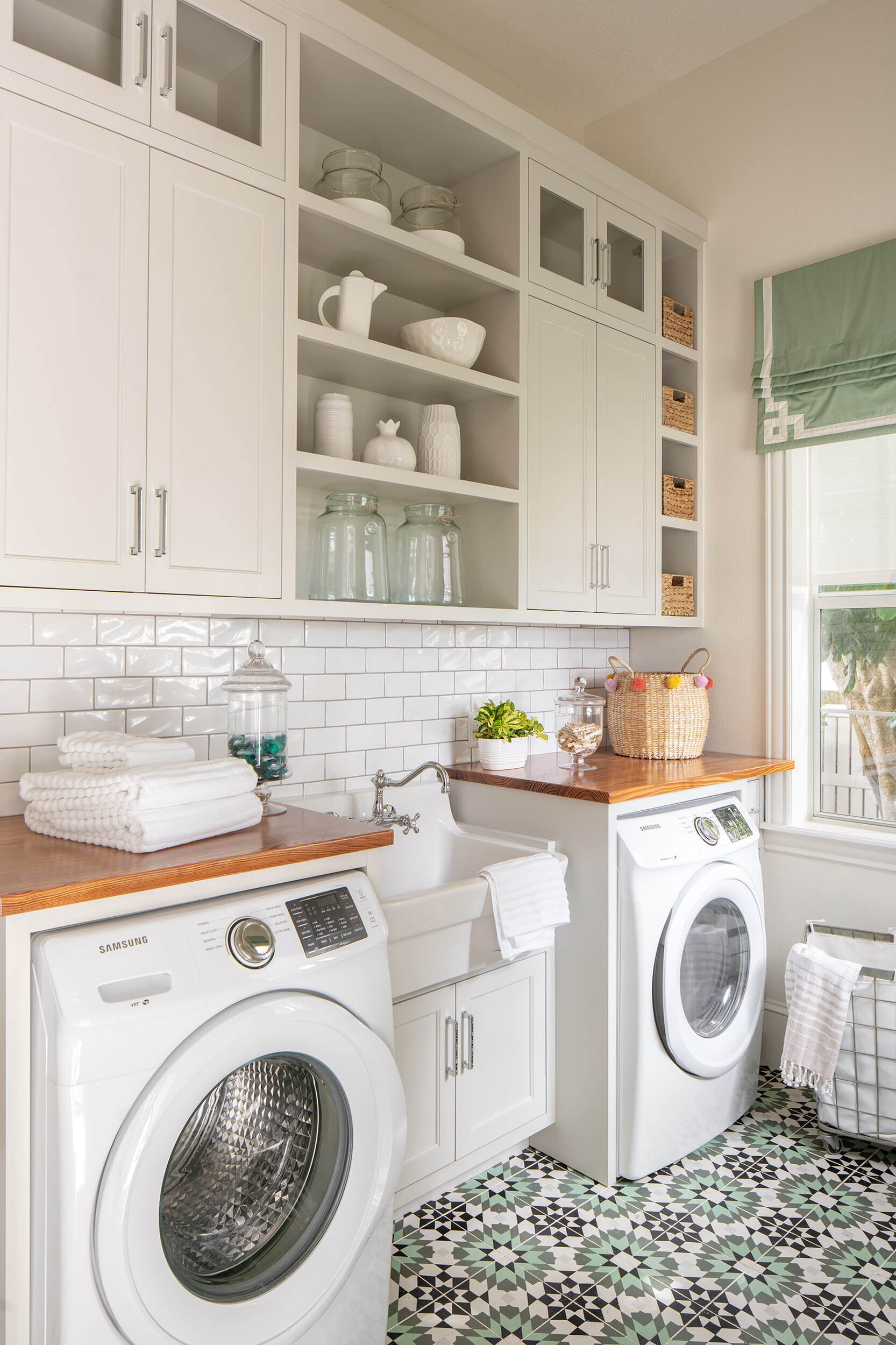 75 Beautiful Small Utility Room with a Belfast Sink Ideas and Designs -  April 2024 | Houzz UK