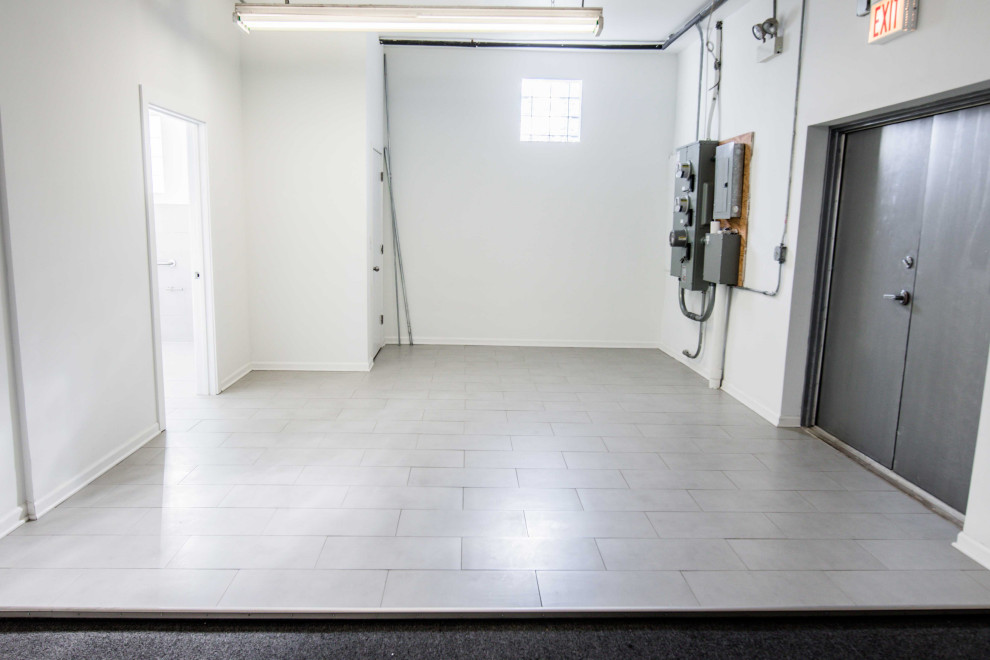 Réalisation d'un couloir vintage avec un mur blanc, un sol en carrelage de céramique et un sol blanc.
