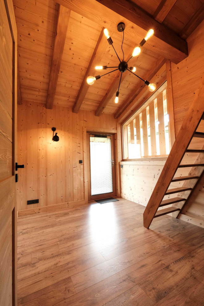 Exemple d'un bureau montagne en bois de taille moyenne avec un mur marron, un sol en bois brun, aucune cheminée, un bureau indépendant, un sol marron et un plafond en bois.