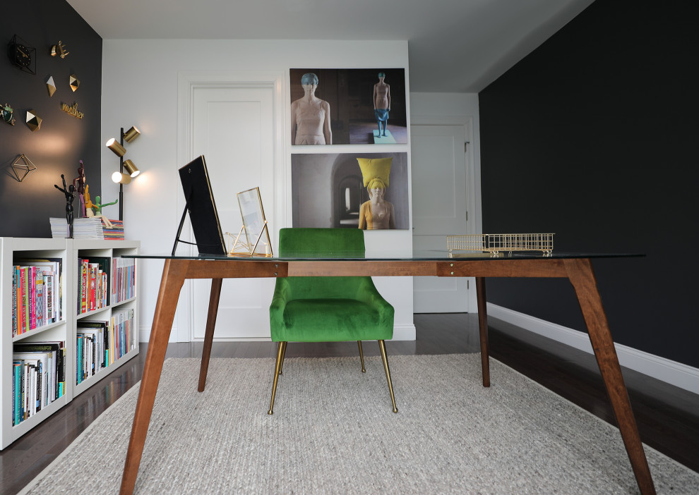 Foto de despacho retro de tamaño medio con paredes grises, suelo de madera oscura, escritorio independiente y suelo marrón