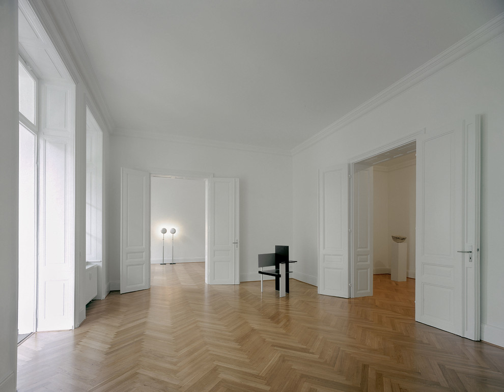 Design ideas for a contemporary living room in Frankfurt with white walls.