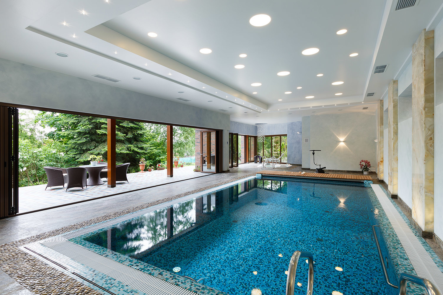 Остекление бассейна