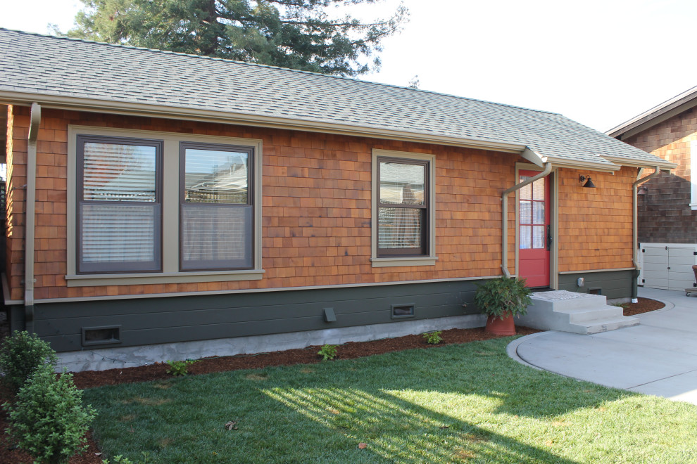 Kleines, Einstöckiges Rustikales Haus mit brauner Fassadenfarbe, Satteldach, Schindeldach, braunem Dach und Schindeln in San Francisco