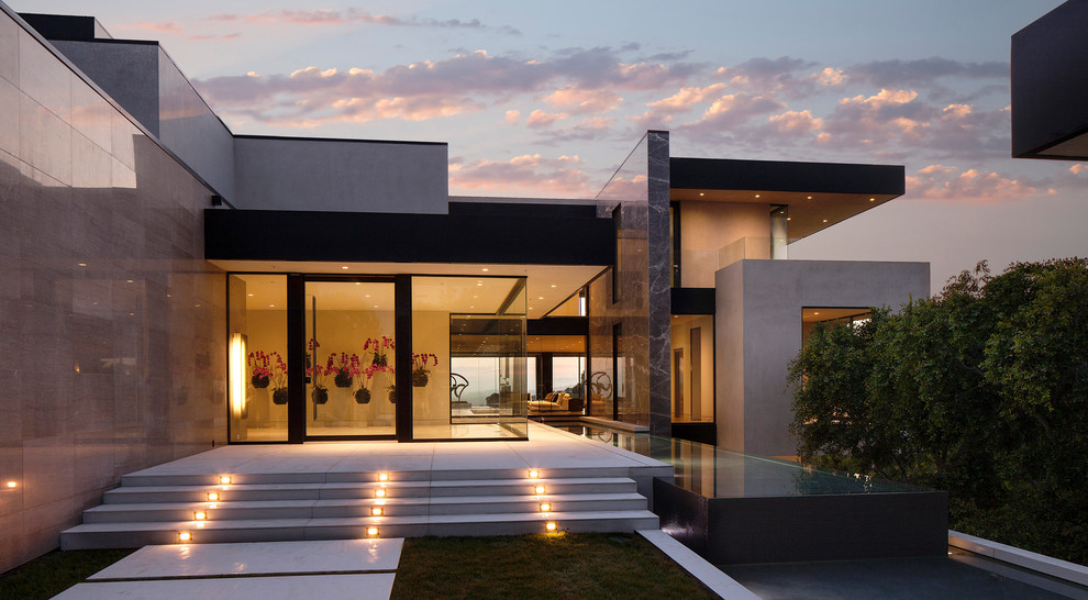 This is an example of a contemporary exterior in Los Angeles.
