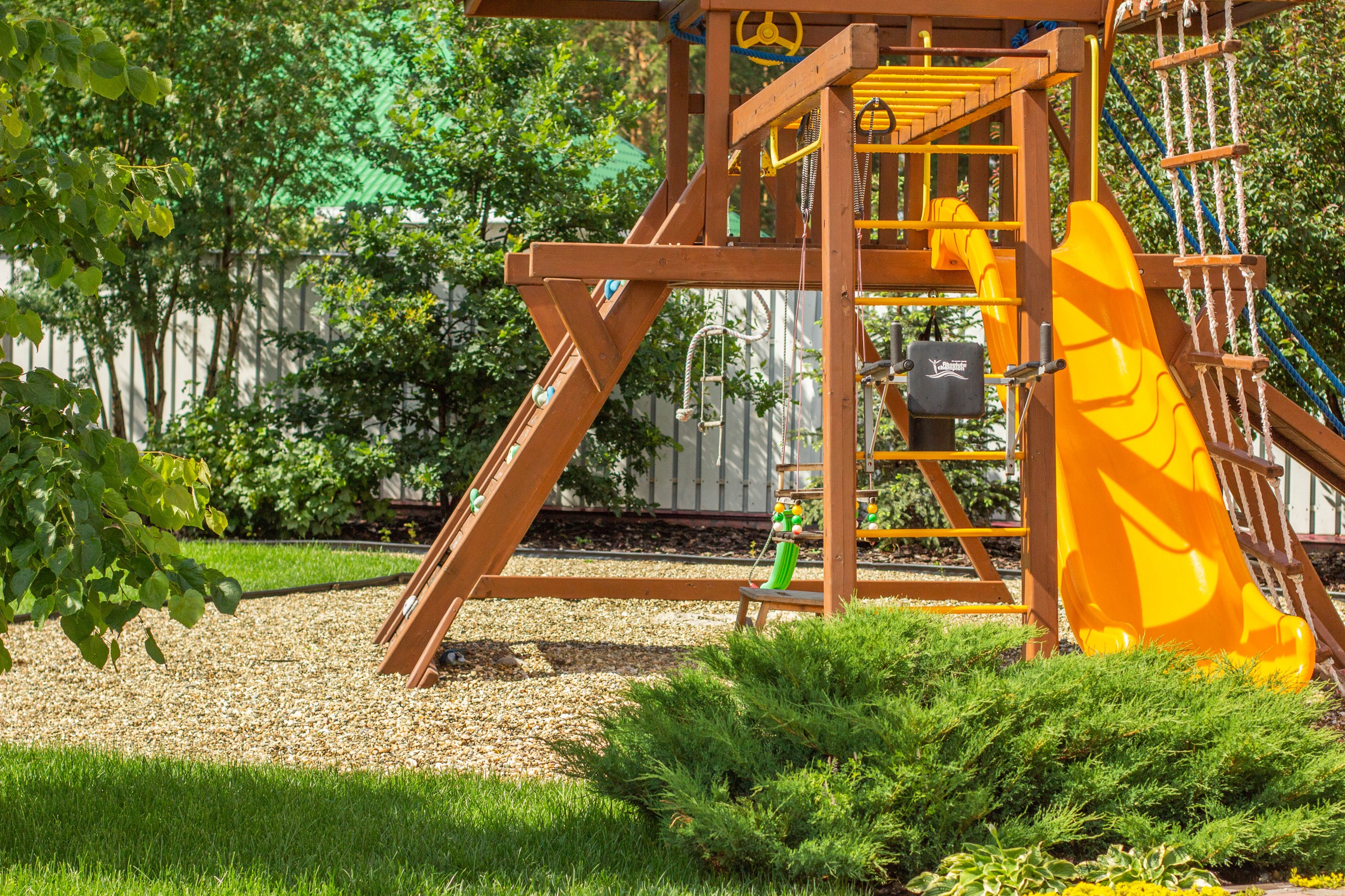 Сад с зеленой крышей