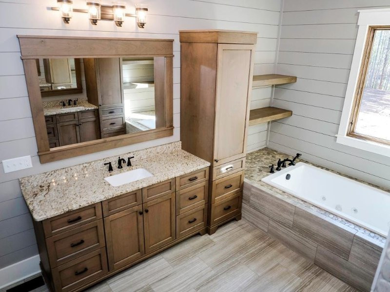 Idéer för ett mellanstort lantligt beige en-suite badrum, med skåp i mellenmörkt trä, ett platsbyggt badkar, en öppen dusch, grå väggar, klinkergolv i keramik, granitbänkskiva, flerfärgat golv och med dusch som är öppen