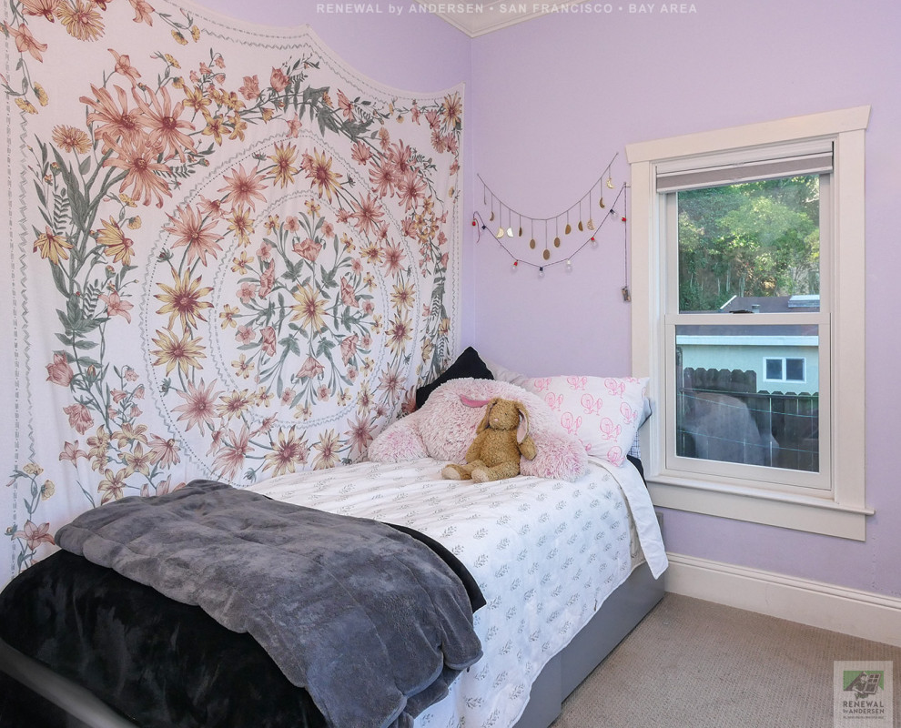 На фото: детская среднего размера с спальным местом, фиолетовыми стенами, ковровым покрытием, бежевым полом и сводчатым потолком для подростка, девочки с