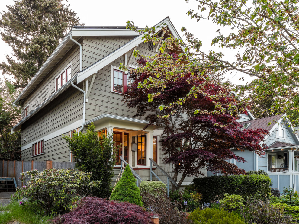 シアトルにある高級なトラディショナルスタイルのおしゃれな家の外観 (緑の外壁、ウッドシングル張り) の写真