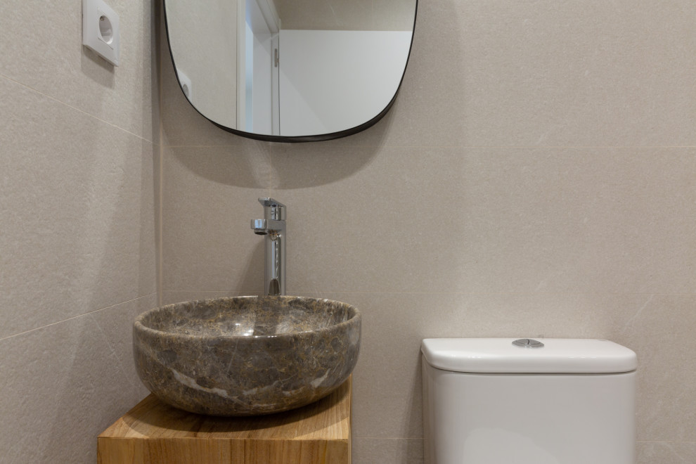 Immagine di una stanza da bagno con doccia design con piastrelle beige, pavimento in gres porcellanato, lavabo a bacinella, pavimento grigio, un lavabo e mobile bagno freestanding