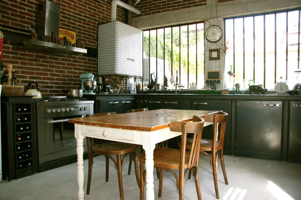 Inspiration for an industrial kitchen in Paris.