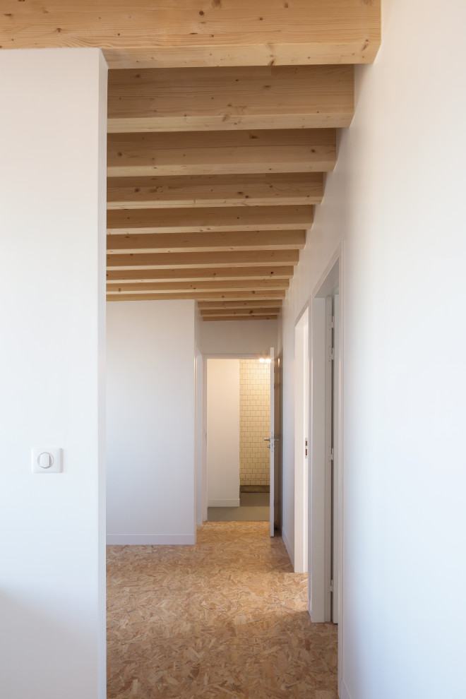 Идея дизайна: коридор среднего размера в современном стиле с белыми стенами, светлым паркетным полом и балками на потолке
