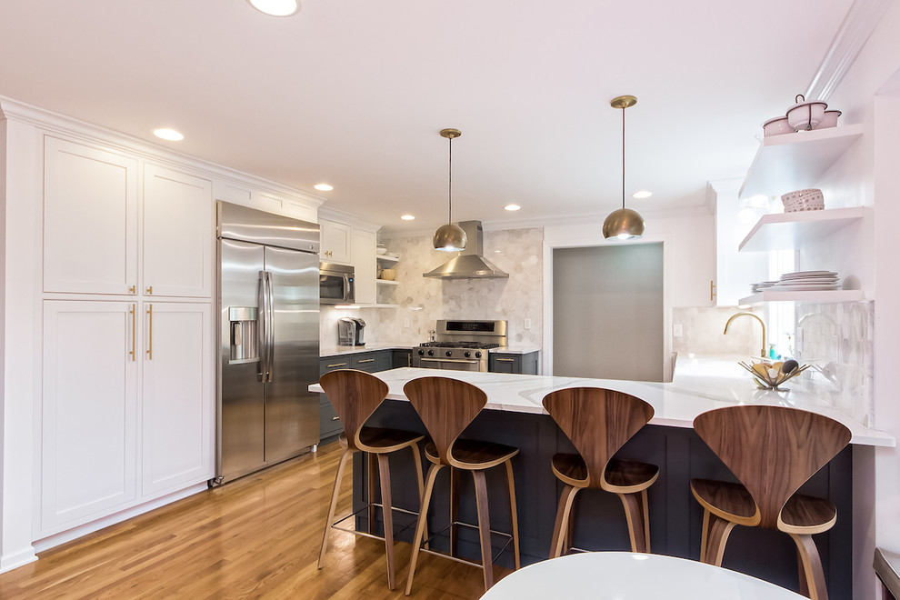 Transitional home design photo in Columbus