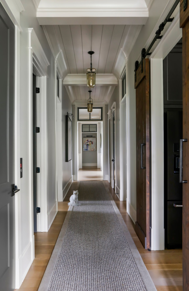 Foto di un grande ingresso o corridoio country con pareti grigie, pavimento in legno massello medio, pavimento marrone e soffitto in perlinato