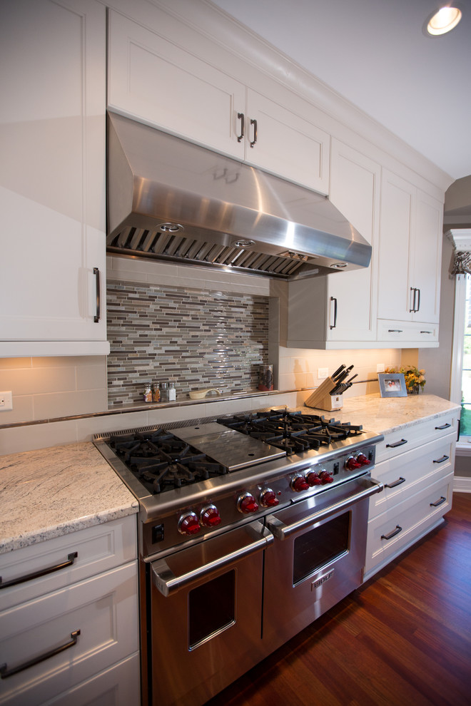 Transitional kitchen photo in Chicago