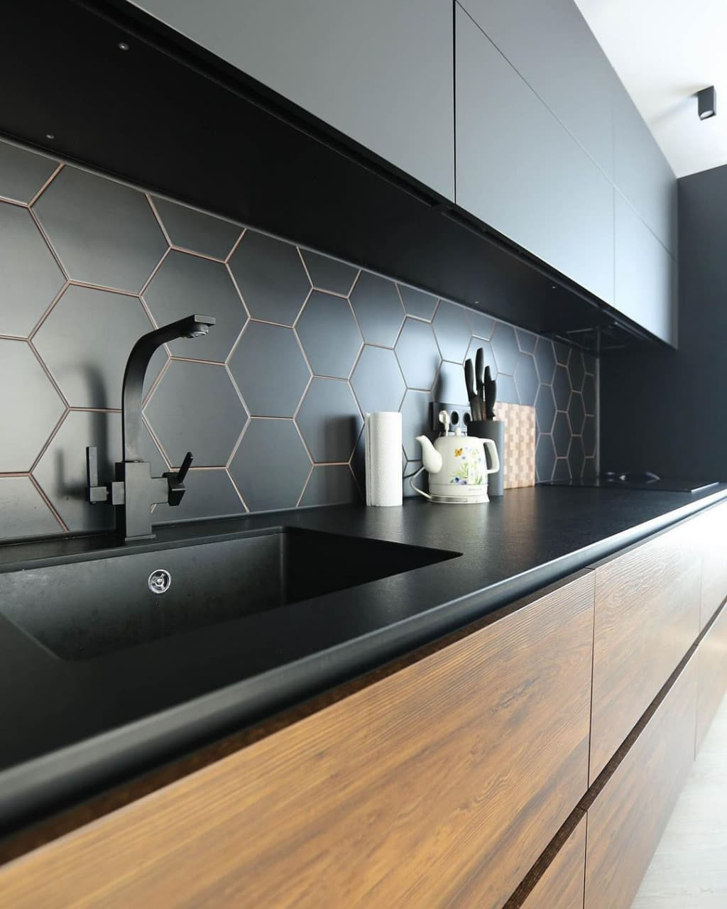 Прямая стильная невысокая кухня с матовыми и древесными фасадами